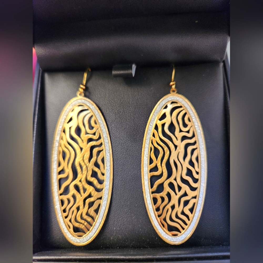 NWT Isara dangle earings